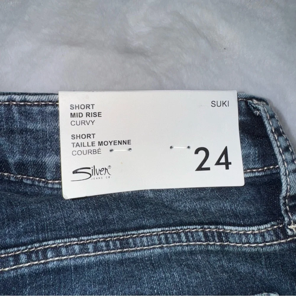 NWT Size 24 x 4 Silver Jeans Co. Suki Mid Rise Curvy Distressed Denim Shorts - Picture 3 of 5